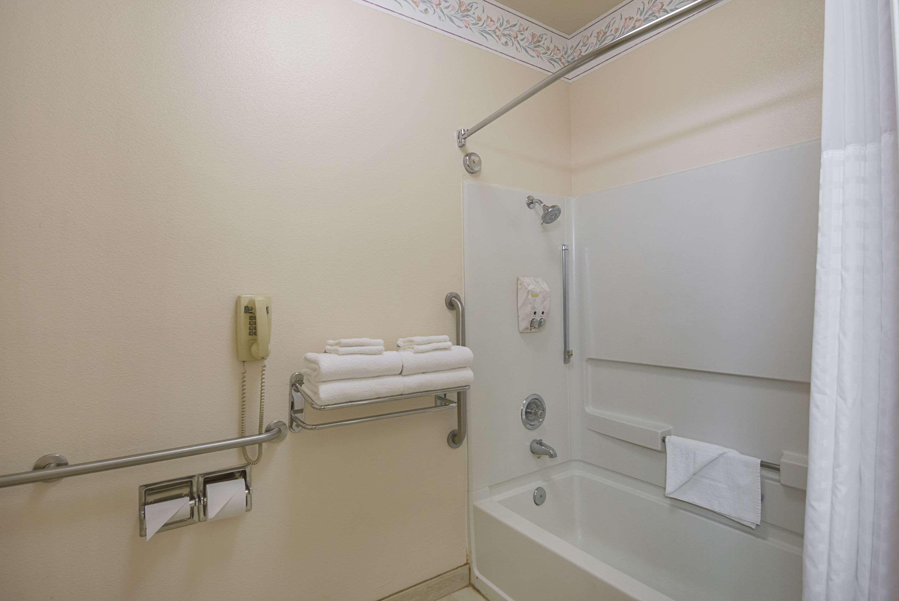 Quality Inn Fresno Yosemite Airport Bagian luar foto