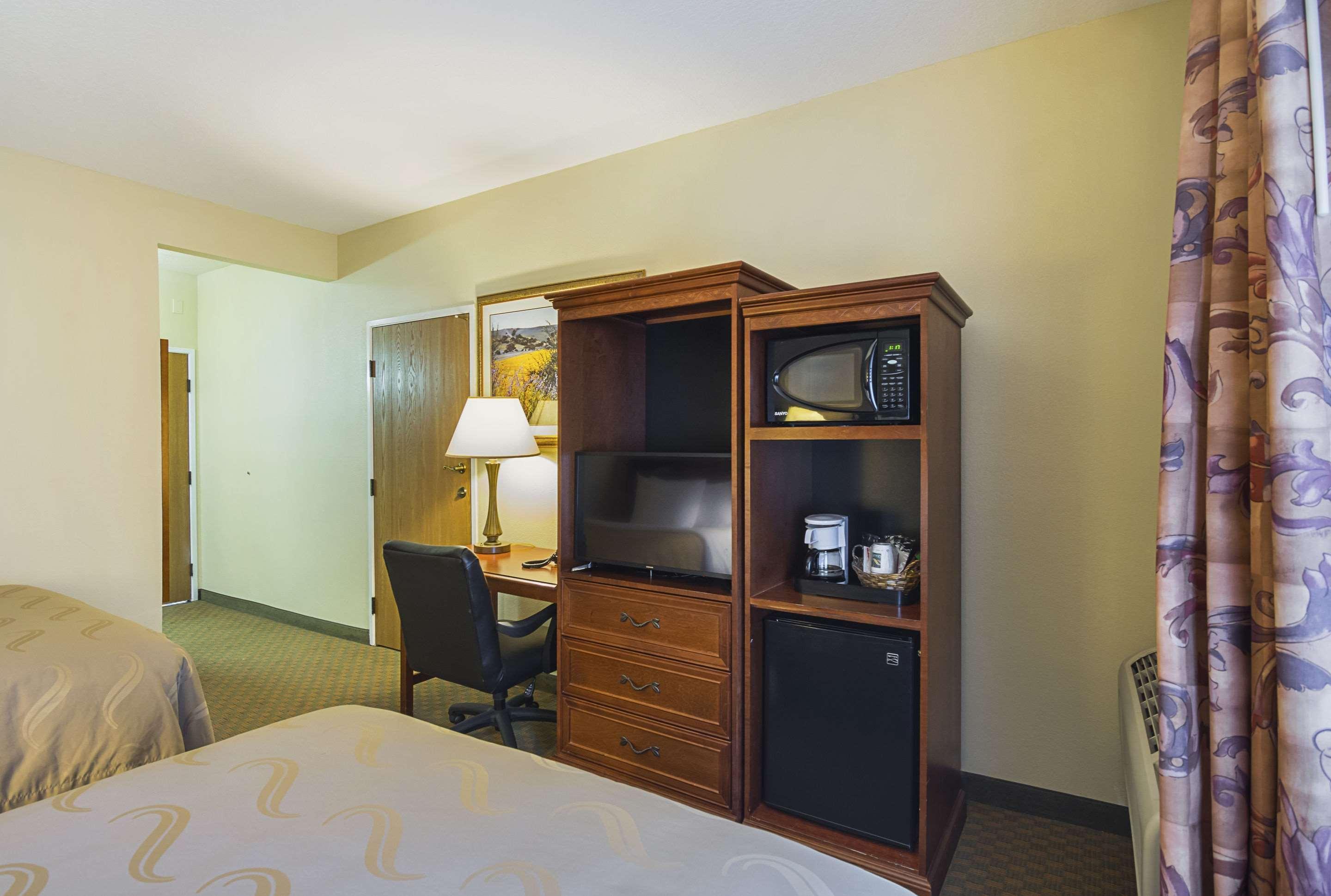 Quality Inn Fresno Yosemite Airport Bagian luar foto