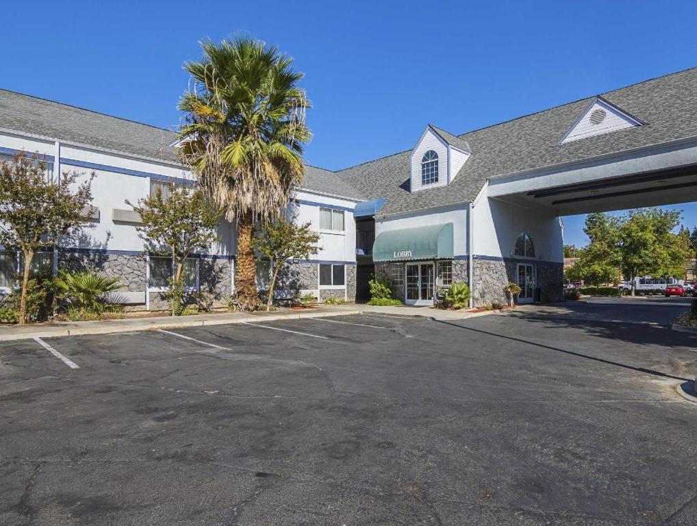 Quality Inn Fresno Yosemite Airport Bagian luar foto