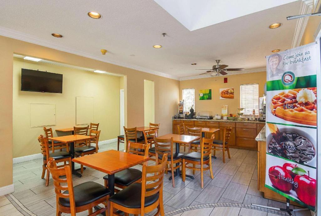 Quality Inn Fresno Yosemite Airport Bagian luar foto
