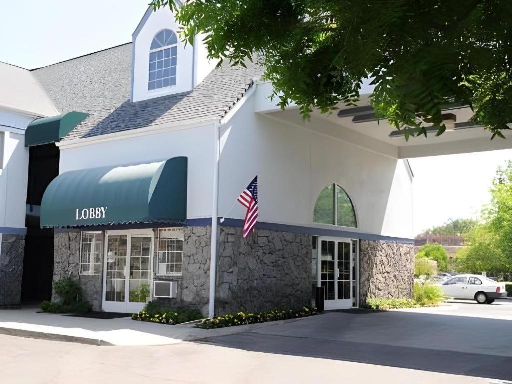 Quality Inn Fresno Yosemite Airport Bagian luar foto