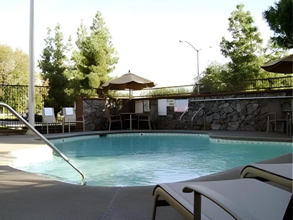Quality Inn Fresno Yosemite Airport Bagian luar foto