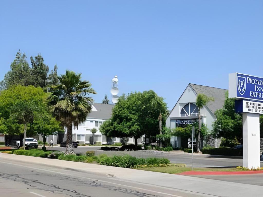 Quality Inn Fresno Yosemite Airport Bagian luar foto