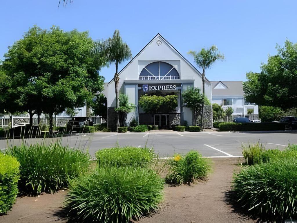 Quality Inn Fresno Yosemite Airport Bagian luar foto