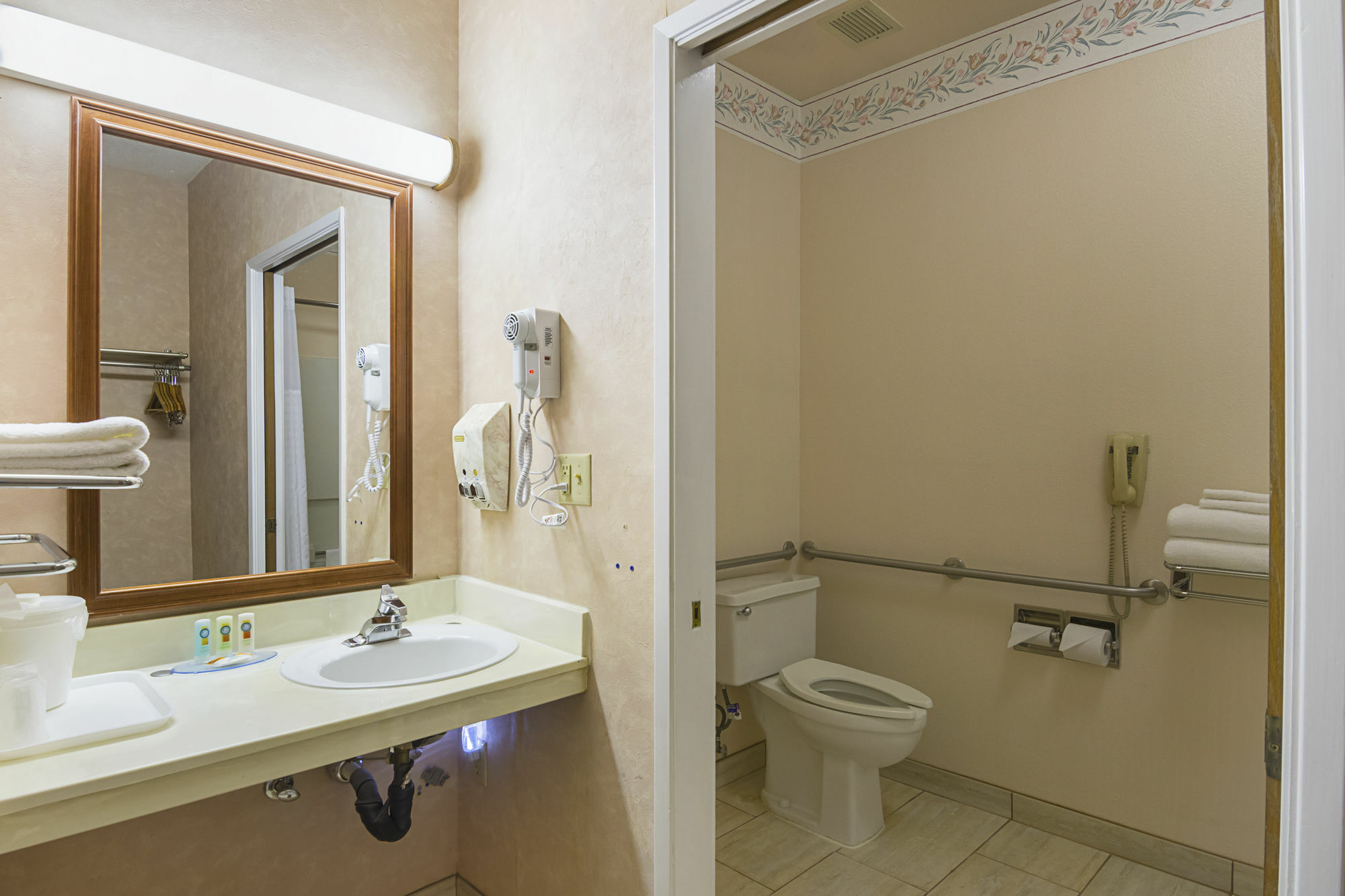 Quality Inn Fresno Yosemite Airport Bagian luar foto